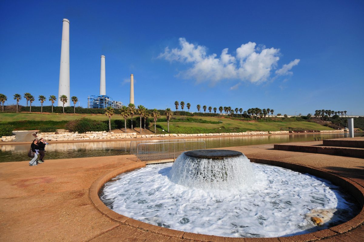 The Power station Orot Rabin. View from the Hadera Park, January 1 2010, Photo by Shay Levy/ Flash 90 *** Local Caption *** ôàø÷
çãøä
îéí
èéìú
úçðú ëåç
ðçì
îéí 
îæåäîéí