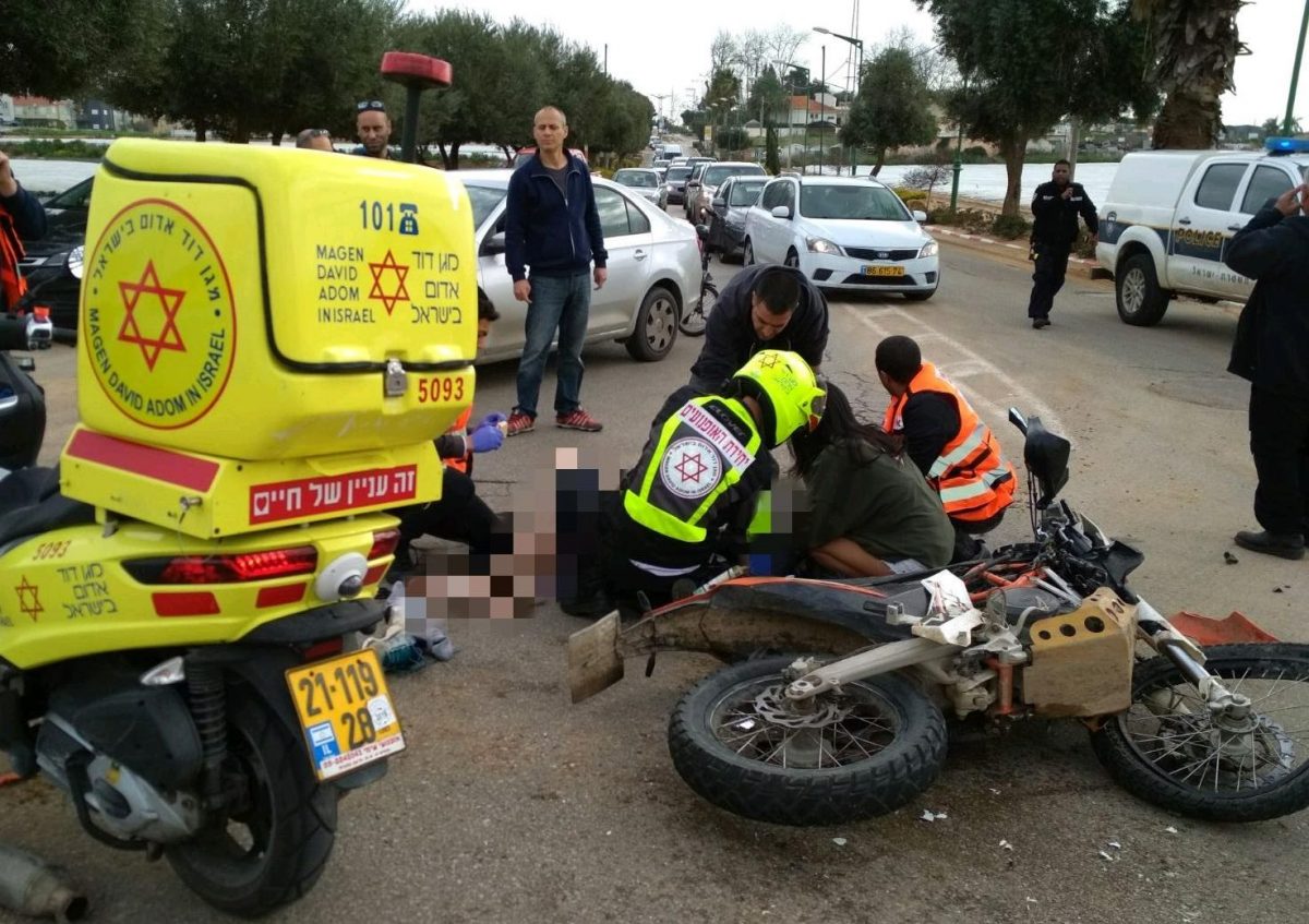 רוכב אופנוע נפגע ממשאית בכניסה לקדימה