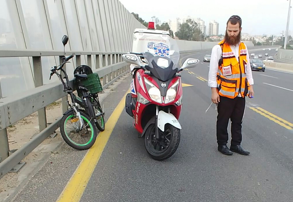 רוכב אופניים חשמליים נפצע בתאונה עם מונית סמוך למחלף פולג