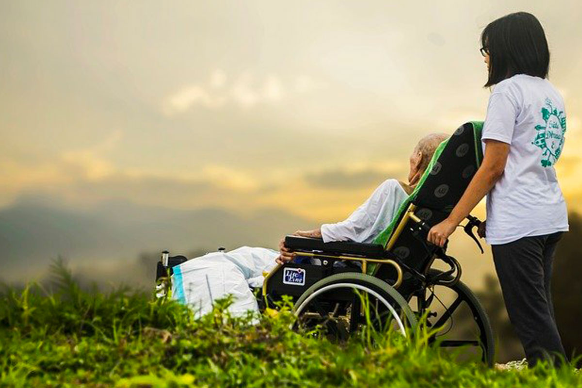 איך תבחרו מטפל סיעודי עבור יקירכם?