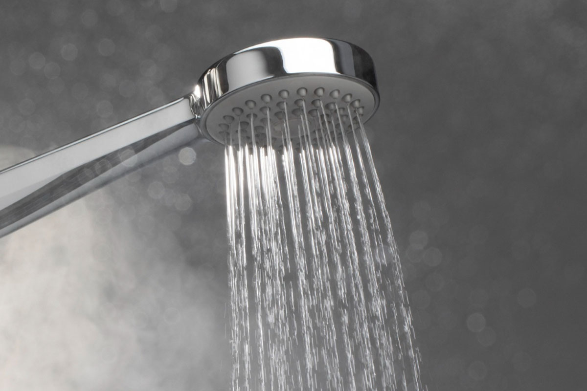 למה חשוב להתקין מקלחון בגינה לבעלי בריכה?