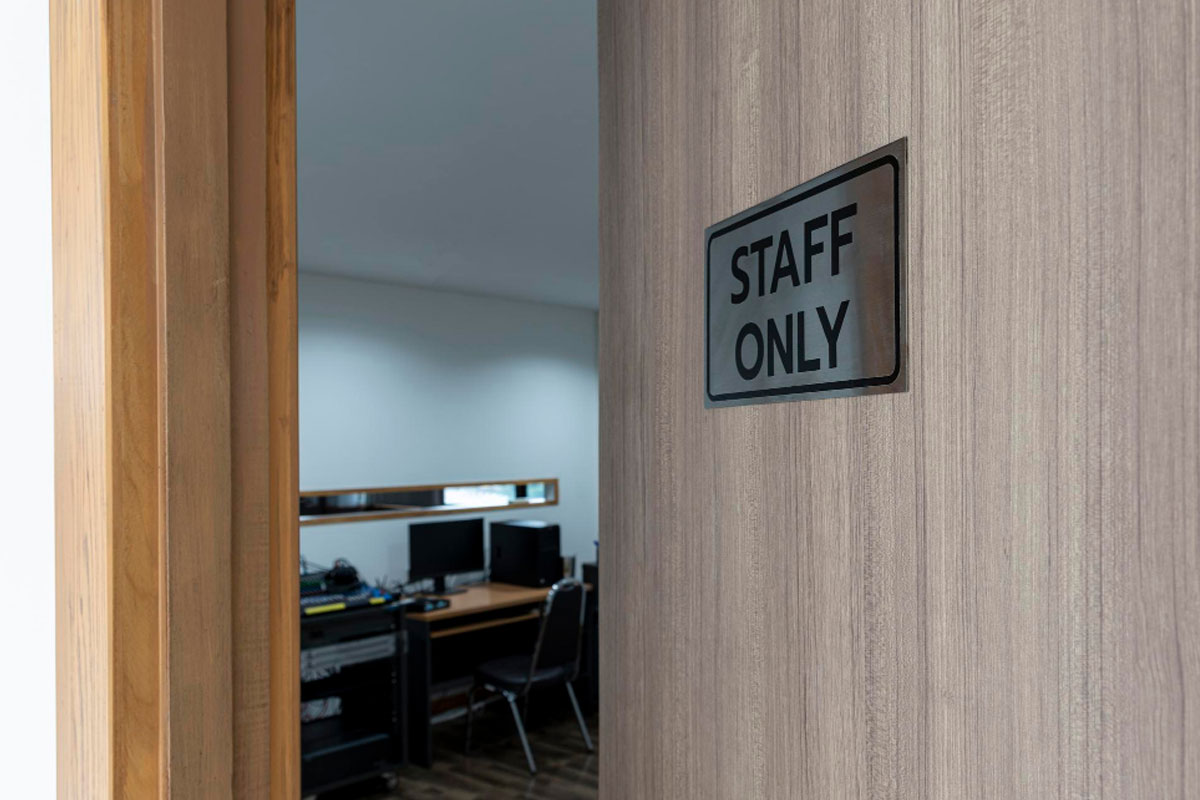 מה החשיבות של שילוט פנים משרדי?