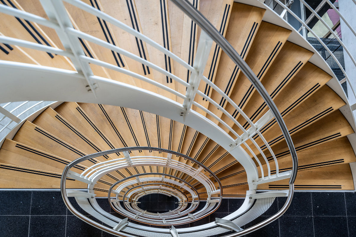 מעקה למדרגות: קו מנחה לבטיחות ועיצוב