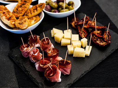 מגשי אירוח לאירועים קטנים ומושלמים