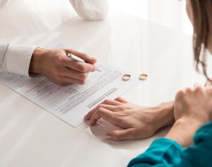 איך עורך דין לענייני משפחה יכול להבטיח לכם הסכם גירושין מאוזן ומוגן