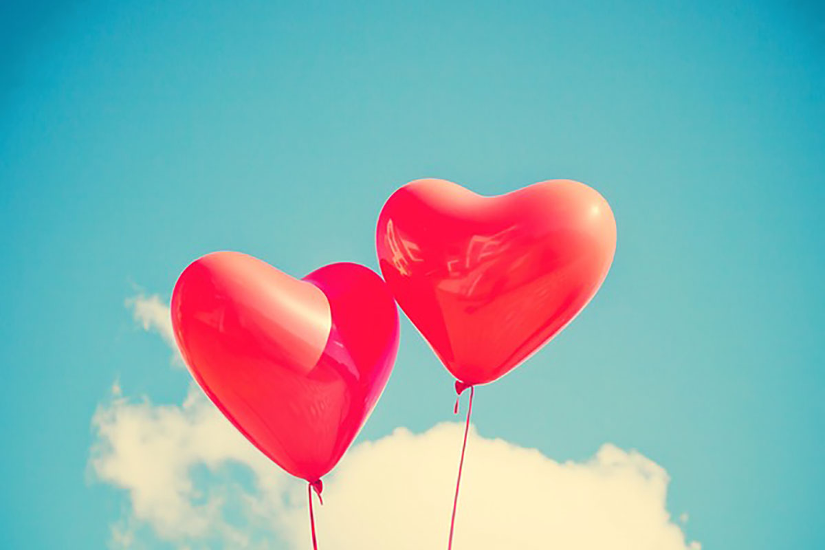 למה כדאי להביא בלונים עם מתנה ליום האהבה?