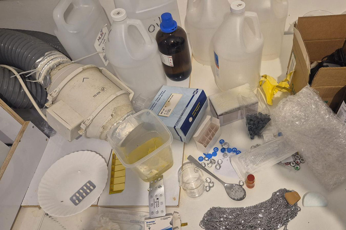 נחשפה דירה ובה ייצור והפצה של תרופות מסוכנות האסורות עפ"י חוק