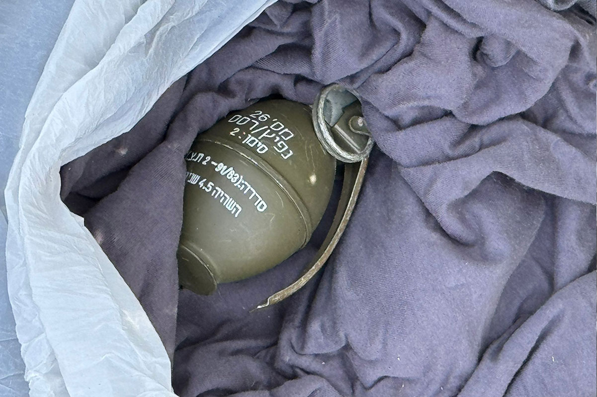 שוטרי תחנת חדרה פשטו על בית מגורים באליכין ותפסו רימוני רסס ומצבור תחמושת