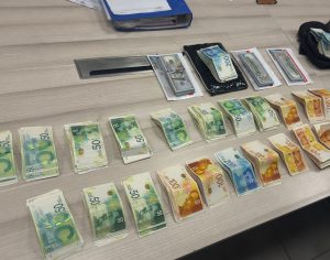 מעצר חשודה בהונאה ומאות אלפי שקלים בסופרמרקט בחדרה.