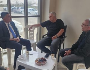 שר החוץ גדעון סער הגיע לנחם את ראש עיריית חדרה לשעבר, צביקה גנדלמן