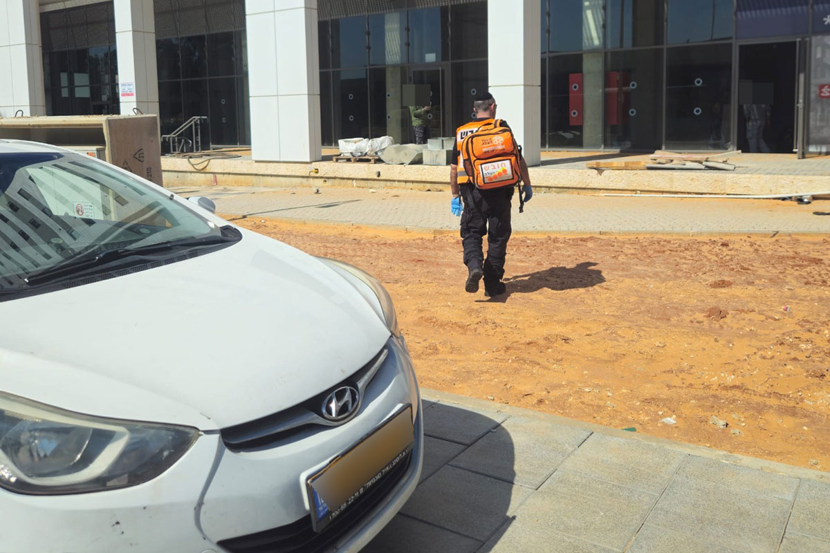 פועל (כבן 25) נפצע בינוני בתאונת עבודה ברחוב אחד העם בחדרה