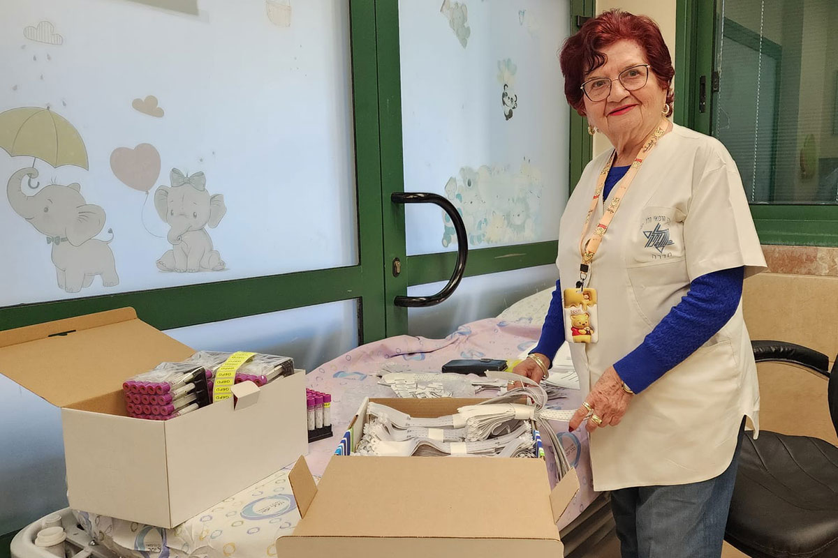 בת ה- 88 שמגיעה להתנדב גם כשהטילים שורקים מעל