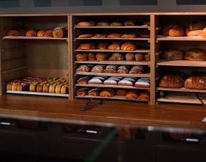 איך להקים מאפייה רווחית: המדריך המלא לציוד אפייה מקצועי