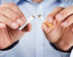 מריח רע ועד סרטן הפה: אלו הנזקים שגורם העישון לשיניים