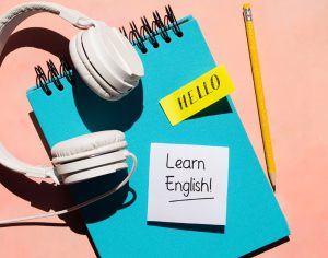 דור Z לא רוצה מורה בבית: למה בני נוער מעדיפים ללמוד אנגלית דרך המסך?